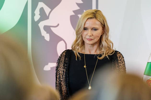 24.08.2026. Düsseldorf. Veronica Ferres bei der Verleihung des Verdienstordens des Landes Nordrhein-Westfalen anlässlich des 80. Landesgeburtstages. Veronica Ferres hat als Schauspielerin den deutschen Film geprägt und Nordrhein-Westfalen als Kulturstandort international vertreten. Auch als Produzentin blieb sie ihrer Heimat verbunden. Wiederholt fanden Dreharbeiten für ihre Produktionen in Nordrhein-Westfalen statt. Seit vielen Jahren engagiert sie sich als Schirmherrin der Arche Kinderstiftung sowie des Bergischen Kinder- und Jugendhospizes Burgholz für benachteiligte und schwerkranke Kinder. Darüber hinaus setzt sie sich mit ihren Kinderbüchern für den Schutz und die Stärkung von Kindern ein. Düsseldorf Staatskanzlei Nordrhe