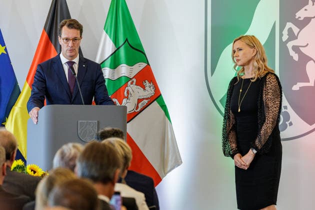 24.08.2026. Düsseldorf. (l-r) NRW-Ministerpräsident Hendrik Wüst und Veronica Ferres bei der Verleihung des Verdienstordens des Landes Nordrhein-Westfalen anlässlich des 80. Landesgeburtstages. Veronica Ferres hat als Schauspielerin den deutschen Film geprägt und Nordrhein-Westfalen als Kulturstandort international vertreten. Auch als Produzentin blieb sie ihrer Heimat verbunden. Wiederholt fanden Dreharbeiten für ihre Produktionen in Nordrhein-Westfalen statt. Seit vielen Jahren engagiert sie sich als Schirmherrin der Arche Kinderstiftung sowie des Bergischen Kinder- und Jugendhospizes Burgholz für benachteiligte und schwerkranke Kinder. Darüber hinaus setzt sie sich mit ihren Kinderbüchern für den Schutz und die Stärkung von