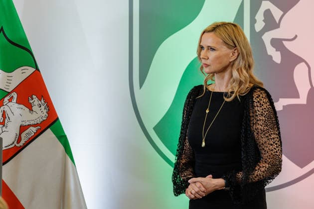 24.08.2026. Düsseldorf. Veronica Ferres bei der Verleihung des Verdienstordens des Landes Nordrhein-Westfalen anlässlich des 80. Landesgeburtstages. Veronica Ferres hat als Schauspielerin den deutschen Film geprägt und Nordrhein-Westfalen als Kulturstandort international vertreten. Auch als Produzentin blieb sie ihrer Heimat verbunden. Wiederholt fanden Dreharbeiten für ihre Produktionen in Nordrhein-Westfalen statt. Seit vielen Jahren engagiert sie sich als Schirmherrin der Arche Kinderstiftung sowie des Bergischen Kinder- und Jugendhospizes Burgholz für benachteiligte und schwerkranke Kinder. Darüber hinaus setzt sie sich mit ihren Kinderbüchern für den Schutz und die Stärkung von Kindern ein. Düsseldorf Staatskanzlei Nordrhe