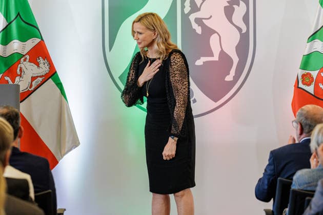 24.08.2026. Düsseldorf. Veronica Ferres bei der Verleihung des Verdienstordens des Landes Nordrhein-Westfalen anlässlich des 80. Landesgeburtstages. Veronica Ferres hat als Schauspielerin den deutschen Film geprägt und Nordrhein-Westfalen als Kulturstandort international vertreten. Auch als Produzentin blieb sie ihrer Heimat verbunden. Wiederholt fanden Dreharbeiten für ihre Produktionen in Nordrhein-Westfalen statt. Seit vielen Jahren engagiert sie sich als Schirmherrin der Arche Kinderstiftung sowie des Bergischen Kinder- und Jugendhospizes Burgholz für benachteiligte und schwerkranke Kinder. Darüber hinaus setzt sie sich mit ihren Kinderbüchern für den Schutz und die Stärkung von Kindern ein. Düsseldorf Staatskanzlei Nordrhe