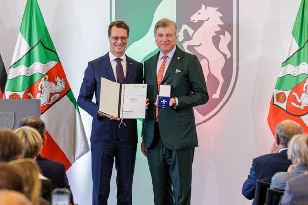 24.08.2026. Düsseldorf. (l-r) NRW-Ministerpräsident Hendrik Wüst und Dr. Philipp Freiherr Heereman von Zuydtwyck bei der Verleihung des Verdienstordens des Landes Nordrhein-Westfalen anlässlich des 80. Landesgeburtstages. Dr. Philipp Freiherr Heereman von Zuydtwyck hat von 2009 bis 2025 als Vorsitzender des Waldbauernverbandes Nordrhein-Westfalen die Interessen der privaten Waldbesitzerinnen und -besitzer vertreten und den Verband durch die Folgen von Stürmen, Klimawandel und strukturellen Veränderungen geführt. Als Mitglied des Deutschen Forstwirtschaftsrates hat er den Austausch zwischen Forstwirtschaft, Politik und Verbänden mitgestaltet. Zudem engagiert er sich seit mehr als 20 Jahren im Rat der Stadt Hörstel. Düsseldorf St