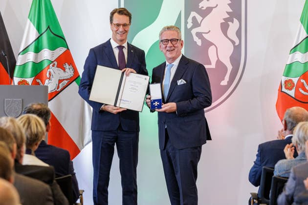 24.08.2026. Düsseldorf. (l-r) NRW-Ministerpräsident Hendrik Wüst und Lothar Hörning bei der Verleihung des Verdienstordens des Landes Nordrhein-Westfalen anlässlich des 80. Landesgeburtstages. Lothar Hörning hat im Jahr 2000 die KG Regenbogen e.V. mitgegründet und den Düsseldorfer Karneval um ein starkes Zeichen für Vielfalt und Akzeptanz bereichert. Als Präsident der Prinzengarde Blau-Weiss und des Comitee Düsseldorfer Karnevals hat er das Brauchtum weiterentwickelt und neue Impulse gesetzt. Zudem unterstützt er mit großem Engagement die Düsseldorfer Aidshilfe und weitere soziale Projekte. Düsseldorf Staatskanzlei Nordrhein-Westfalen Deutschland *** August 24, 2026, Düsseldorf North Rhine-Westphalia: Minister President