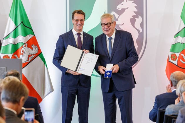 24.08.2026. Düsseldorf. (l-r) NRW-Ministerpräsident Hendrik Wüst und Arndt G. Kirchhoff bei der Verleihung des Verdienstordens des Landes Nordrhein-Westfalen anlässlich des 80. Landesgeburtstages. Arndt G. Kirchhoff hat die KIRCHHOFF-Unternehmensgruppe erfolgreich international ausgerichtet und zu einem führenden Unternehmen der Automobilzulieferindustrie weiterentwickelt. Als Mitglied im Präsidium des Bundesverbandes der Deutschen Industrie sowie als Präsident des Instituts der deutschen Wirtschaft Köln, der Landesvereinigung der Unternehmensverbände Nordrhein-Westfalen und des Verbandes der Metall- und Elektro-Industrie Nordrhein-Westfalen hat er die Wirtschaftspolitik in Nordrhein-Westfalen und Deutschland maßgeblich mitgest