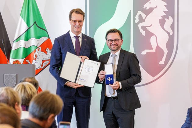 24.08.2026. Düsseldorf. (l-r) NRW-Ministerpräsident Hendrik Wüst und Thomas Kutschaty bei der Verleihung des Verdienstordens des Landes Nordrhein-Westfalen anlässlich des 80. Landesgeburtstages. Thomas Kutschaty engagiert sich seit vier Jahrzehnten in der Kommunal- und Landespolitik, unter anderem als Justizminister des Landes Nordrhein-Westfalen sowie als Vorsitzender der SPD-Landtagsfraktion. Darüber hinaus setzt er sich als Vorsitzender des Volksbundes Deutsche Kriegsgräberfürsorge in Nordrhein-Westfalen und für den Deutschen Kinderschutzbund in Essen, für Erinnerungskultur und den Schutz von Kindern und Familien ein. Düsseldorf Staatskanzlei Nordrhein-Westfalen Deutschland *** August 24, 2026, Düsseldorf, North Rhine-Westph