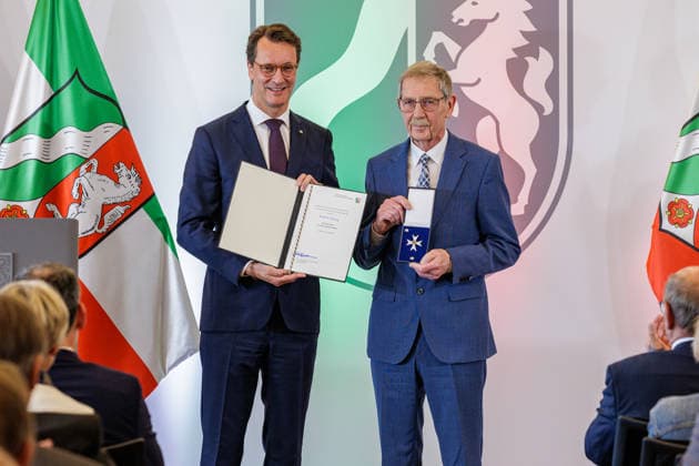 24.08.2026. Düsseldorf. (l-r) NRW-Ministerpräsident Hendrik Wüst und Norbert Mering bei der Verleihung des Verdienstordens des Landes Nordrhein-Westfalen anlässlich des 80. Landesgeburtstages. Norbert Mering hat seit Ende der 1970er Jahre die Kommunalpolitik in Essen mitgestaltet und sich für die Gründung der Realschule Überruhr eingesetzt. Als Vorsitzender der Überruhrer Bürgergesellschaft hat er das Stadtteilleben geprägt. Als Imker vermittelt er bis heute die Bedeutung von Bienen für Artenvielfalt und Umwelt. Düsseldorf Staatskanzlei Nordrhein-Westfalen Deutschland *** August 24, 2026, Düsseldorf NRW Minister President Hendrik Wüst and Norbert Mering at the award ceremony for the Order of Merit of the State of North Rhin