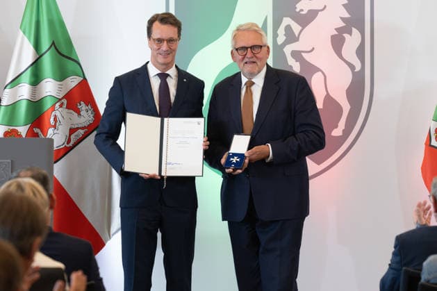 24.08.2026. Düsseldorf. (l-r) NRW-Ministerpräsident Hendrik Wüst und Professor Dr. Dr. Thomas Sternberg bei der Verleihung des Verdienstordens des Landes Nordrhein-Westfalen anlässlich des 80. Landesgeburtstages. Professor Thomas Sternberg hat als Leiter des Franz-Hitze-Hauses, Präsident des Zentralkomitees der deutschen Katholiken und Präsident der Kunststiftung NRW Bildung, kirchlichen Dialog und Kultur nachhaltig geprägt. Mit seinem Einsatz für den Synodalen Weg, die Erinnerung an jüdisches Leben in Deutschland sowie für Kunst und Kultur hat er das Gemeinwohl in Nordrhein-Westfalen und darüber hinaus in besonderer Weise gefördert. Düsseldorf Staatskanzlei Nordrhein-Westfalen Deutschland *** August 24, 2026, Düsseldorf N