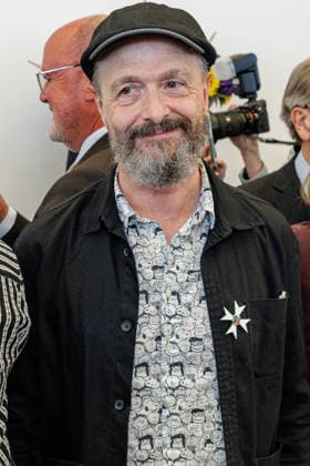 24.08.2026. Düsseldorf. Ralf König bei der Verleihung des Verdienstordens des Landes Nordrhein-Westfalen anlässlich des 80. Landesgeburtstages. Düsseldorf Staatskanzlei Nordrhein-Westfalen Deutschland *** August 24, 2026, Düsseldorf: Ralf König at the ceremony conferring the Order of Merit of the State of North Rhine-Westphalia on the occasion of the state’s 80th anniversary. Düsseldorf, State Chancellery of North Rhine-Westphalia, Germany