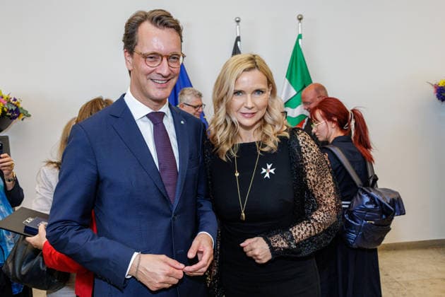 24.08.2026. Düsseldorf. (l-r) NRW-Ministerpräsident Hendrik Wüst und Veronica Ferres bei der Verleihung des Verdienstordens des Landes Nordrhein-Westfalen anlässlich des 80. Landesgeburtstages. Düsseldorf Staatskanzlei Nordrhein-Westfalen Deutschland *** August 24, 2026, Düsseldorf North Rhine-Westphalia: Minister President Hendrik Wüst and Veronica Ferres at the award ceremony for the Order of Merit of the State of North Rhine-Westphalia on the occasion of the state’s 80th anniversary. Düsseldorf, State Chancellery of North Rhine-Westphalia, Germany