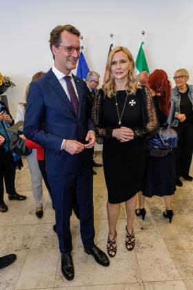 24.08.2026. Düsseldorf. (l-r) NRW-Ministerpräsident Hendrik Wüst und Veronica Ferres bei der Verleihung des Verdienstordens des Landes Nordrhein-Westfalen anlässlich des 80. Landesgeburtstages. Düsseldorf Staatskanzlei Nordrhein-Westfalen Deutschland *** August 24, 2026, Düsseldorf North Rhine-Westphalia: Minister President Hendrik Wüst and Veronica Ferres at the award ceremony for the Order of Merit of the State of North Rhine-Westphalia on the occasion of the state’s 80th anniversary. Düsseldorf, State Chancellery of North Rhine-Westphalia, Germany