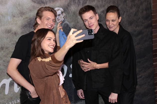 Emilia Schuele, Paul Boche, director Kai Staeicke und Jeanette Hain attend the photocall for Der Heimatlose Homeless Man during the movie premiere on August 24, 2026 at AchtBerlin in Berlin, Germany Der Heimatlose Screening in Berlin, Germany *** Emilia Schuele, Paul Boche, director Kai Staeicke, and Jeanette Hain attend the photocall for *Der Heimatlose: The Homeless Man* during the movie premiere on August 24, 2026, at AchtBerlin in Berlin, Germany. *Der Heimatlose* Screening in Berlin, Germany