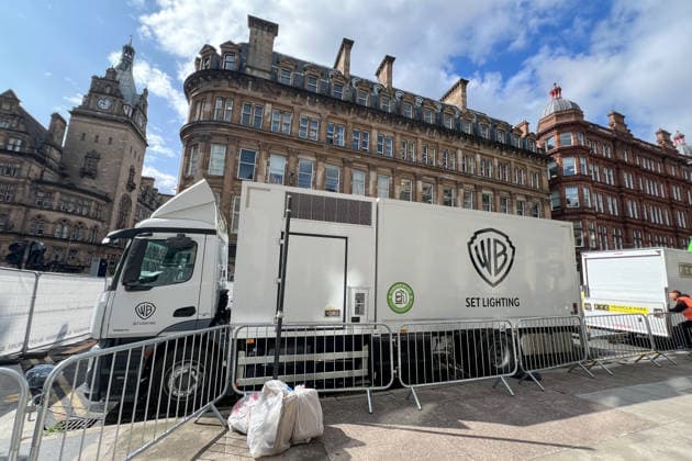 The Batman: Part II, Batman, Warner Bros., DC, Robert Pattinson, Matt Reeves, Glasgow, Schottland, Gotham City, Gotham, Filmdreh, Dreharbeiten, Filmproduktion, Filmset, Hollywood-Produktion, Batmobile, Action-Szene, Stuntfahrzeuge, Filmcrew, Statisten, Nachtaufnahmen, künstlicher Schnee, US-amerikanisches Setting, Gotham City Kulisse, Gotham-Kulisse, Gotham-Straßen, Straßensperrungen, Glasgow City Centre, Filmkulisse, Kinofilm, DC Comics, Superheldenfilm, Filmindustrie, Entertainment, Warner Bros Logo, Set Lighting *** The Batman Part II, Batman, Warner Bros., DC, Robert Pattinson, Matt Reeves, Glasgow, Scotland, Gotham City, Gotham, Filming, Production, Film Set, Hollywood Production, Batmobile, Action Scene, Stunt Vehicles, Film Cr Copyright: xArnexAmbergx