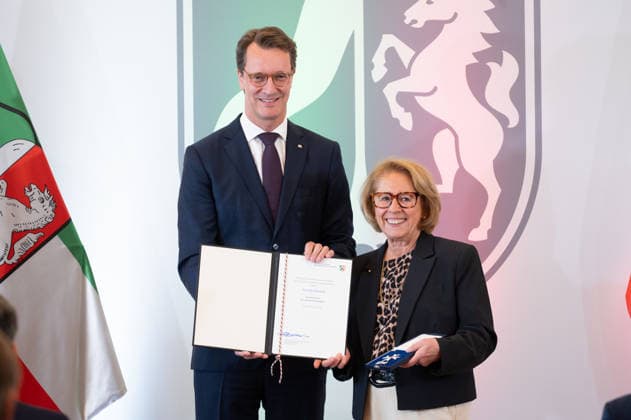 Die Politikerin Monika BARTSCH erhaelt von Hendrik WUEST, Wüst, CDU, Ministerpraesident des Landes Nordrhein-Westfalen, den NRW Verdienstorden, Ministerpraesident Hendrik WUEST zeichnet Buergerinnen und Buerger aus Nordrhein-Westfalen fuer ihr aussergewoehnliches Engagement fuer die Gesellschaft mit dem Verdienstorden des Landes aus, Verleihung des Verdienstordens des Landes Nordrhein-Westfalen in Duesseldorf am 24.08.2026 *** Politician Monika BARTSCH receives the Order of Merit of North Rhine-Westphalia from Hendrik WUEST, Wüst, CDU, Minister-President of the State of North Rhine-Westphalia, the Order of Merit of North Rhine-Westphalia; Minister-President Hendrik WUEST honors citizens of North Rhine-Westphalia for their extraordinary