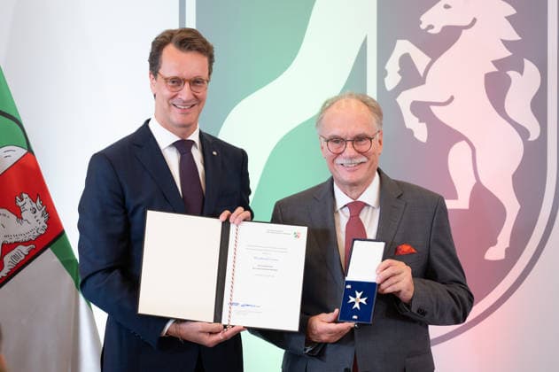 Bernhard CONIN, ehemaliger Geschaeftsfuehrer der Koelncongress GmbH, erhaelt von Hendrik WUEST, Wüst, CDU, Ministerpraesident des Landes Nordrhein-Westfalen, den NRW Verdienstorden, Ministerpraesident Hendrik WUEST zeichnet Buergerinnen und Buerger aus Nordrhein-Westfalen fuer ihr aussergewoehnliches Engagement fuer die Gesellschaft mit dem Verdienstorden des Landes aus, Verleihung des Verdienstordens des Landes Nordrhein-Westfalen in Duesseldorf am 24.08.2026 *** Bernhard CONIN, former managing director of Koelncongress GmbH, receives the Order of Merit of North Rhine-Westphalia from Hendrik WUEST, Wüst, CDU, Minister-President of the State of North Rhine-Westphalia, the Order of Merit of North Rhine-Westphalia. Minister-President Hen