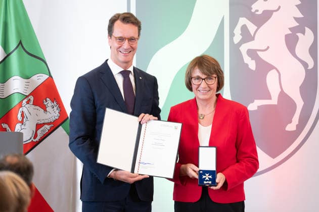 Die Politikerin Monika DUEKER, Düker, erhaelt von Hendrik WUEST, Wüst, CDU, Ministerpraesident des Landes Nordrhein-Westfalen, den NRW Verdienstorden, Ministerpraesident Hendrik WUEST zeichnet Buergerinnen und Buerger aus Nordrhein-Westfalen fuer ihr aussergewoehnliches Engagement fuer die Gesellschaft mit dem Verdienstorden des Landes aus, Verleihung des Verdienstordens des Landes Nordrhein-Westfalen in Duesseldorf am 24.08.2026 *** Politician Monika DUEKER (Düker) receives the Order of Merit of North Rhine-Westphalia from Hendrik WUEST (Wüst), CDU, Minister-President of the State of North Rhine-Westphalia, the Order of Merit of North Rhine-Westphalia; Minister-President Hendrik WUEST honors citizens of North Rhine-Westphalia for the