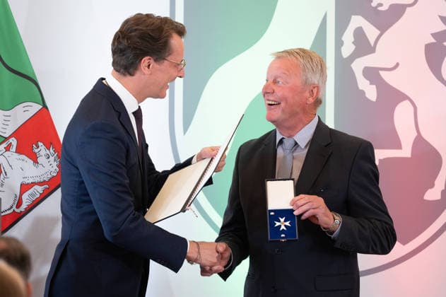 Albert GERDING erhaelt von Hendrik WUEST, Wüst, CDU, Ministerpraesident des Landes Nordrhein-Westfalen, den NRW Verdienstorden, Ministerpraesident Hendrik WUEST zeichnet Buergerinnen und Buerger aus Nordrhein-Westfalen fuer ihr aussergewoehnliches Engagement fuer die Gesellschaft mit dem Verdienstorden des Landes aus, Verleihung des Verdienstordens des Landes Nordrhein-Westfalen in Duesseldorf am 24.08.2026 *** Albert GERDING receives the NRW Order of Merit from Hendrik WUEST, Wüst, CDU, Minister-President of the State of North Rhine-Westphalia, the Order of Merit of North Rhine-Westphalia; Minister-President Hendrik WUEST honors citizens of North Rhine-Westphalia for their exceptional commitment to society with the State’s Order of Me