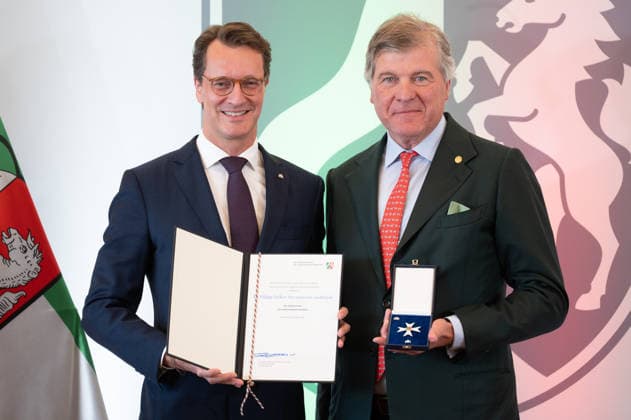Dr. Philipp Freiherr Heereman von Zuydtwyck erhaelt von Hendrik WUEST, Wüst, CDU, Ministerpraesident des Landes Nordrhein-Westfalen, den NRW Verdienstorden, Ministerpraesident Hendrik WUEST zeichnet Buergerinnen und Buerger aus Nordrhein-Westfalen fuer ihr aussergewoehnliches Engagement fuer die Gesellschaft mit dem Verdienstorden des Landes aus, Verleihung des Verdienstordens des Landes Nordrhein-Westfalen in Duesseldorf am 24.08.2026 *** Dr. Philipp Freiherr Heereman von Zuydtwyck receives the Order of Merit of North Rhine-Westphalia from Hendrik WUEST, Wüst, CDU, Minister-President of the State of North Rhine-Westphalia, the Order of Merit of North Rhine-Westphalia; Minister-President Hendrik WUEST honors citizens of North Rhine-Wes