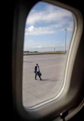 Lars Klingbeil, Bundesminister der Finanzen, aufgenommen im Rahmen seiner Teilnahme am Treffen der Finanzministerinnen und Finanzminister von Deutschland, Liechtenstein, Luxemburg, Oesterreich und der Schweiz in Liechtenstein. Hier Abflug in Berlin. Fotografiert im Auftrag des Bundesfinanzministeriums Berlin Deutschland *** Lars Klingbeil, Federal Minister of Finance, photographed while attending the meeting of the finance ministers of Germany, Liechtenstein, Luxembourg, Austria, and Switzerland in Liechtenstein. Here, he is seen departing from Berlin. Photographed on behalf of the Federal Ministry of Finance, Berlin, Germany. Copyright: xThomasxKoehlerx