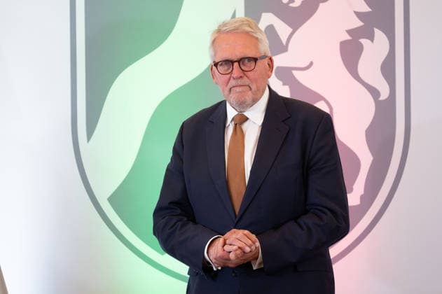Professor Dr. Dr. Thomas Sternberg erhaelt von Hendrik WUEST, Wüst, CDU, Ministerpraesident des Landes Nordrhein-Westfalen, den NRW Verdienstorden, Ministerpraesident Hendrik WUEST zeichnet Buergerinnen und Buerger aus Nordrhein-Westfalen fuer ihr aussergewoehnliches Engagement fuer die Gesellschaft mit dem Verdienstorden des Landes aus, Verleihung des Verdienstordens des Landes Nordrhein-Westfalen in Duesseldorf am 24.08.2026 *** Professor Dr. Dr. Thomas Sternberg receives the Order of Merit of North Rhine-Westphalia from Hendrik WUEST, Wüst, CDU, Minister-President of the State of North Rhine-Westphalia, the Order of Merit of North Rhine-Westphalia; Minister-President Hendrik WUEST honors citizens of North Rhine-Westphalia for their