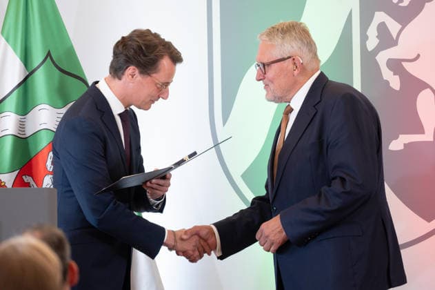 Professor Dr. Dr. Thomas Sternberg erhaelt von Hendrik WUEST, Wüst, CDU, Ministerpraesident des Landes Nordrhein-Westfalen, den NRW Verdienstorden, Ministerpraesident Hendrik WUEST zeichnet Buergerinnen und Buerger aus Nordrhein-Westfalen fuer ihr aussergewoehnliches Engagement fuer die Gesellschaft mit dem Verdienstorden des Landes aus, Verleihung des Verdienstordens des Landes Nordrhein-Westfalen in Duesseldorf am 24.08.2026 *** Professor Dr. Dr. Thomas Sternberg receives the Order of Merit of North Rhine-Westphalia from Hendrik WUEST, Wüst, CDU, Minister-President of the State of North Rhine-Westphalia, the Order of Merit of North Rhine-Westphalia; Minister-President Hendrik WUEST honors citizens of North Rhine-Westphalia for their