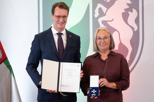 Anja WEBER, DGB NRW, erhaelt von Hendrik WUEST, Wüst, CDU, Ministerpraesident des Landes Nordrhein-Westfalen, den NRW Verdienstorden, Ministerpraesident Hendrik WUEST zeichnet Buergerinnen und Buerger aus Nordrhein-Westfalen fuer ihr aussergewoehnliches Engagement fuer die Gesellschaft mit dem Verdienstorden des Landes aus, Verleihung des Verdienstordens des Landes Nordrhein-Westfalen in Duesseldorf am 24.08.2026 *** Anja WEBER, DGB NRW, receives the NRW Order of Merit from Hendrik WUEST, Wüst, CDU, Minister-President of the State of North Rhine-Westphalia, the Order of Merit of North Rhine-Westphalia; Minister-President Hendrik WUEST honors citizens of North Rhine-Westphalia for their exceptional commitment to society with the State’s