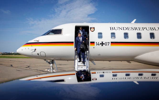 Lars Klingbeil, Bundesminister der Finanzen, aufgenommen im Rahmen seiner Teilnahme am Treffen der Finanzministerinnen und Finanzminister von Deutschland, Liechtenstein, Luxemburg, Oesterreich und der Schweiz in Liechtenstein. Hier Ankunft in Friedrichshafen. Fotografiert im Auftrag des Bundesfinanzministeriums Friedrichshafen Deutschland *** Lars Klingbeil, Federal Minister of Finance, photographed during his participation in the meeting of the finance ministers of Germany, Liechtenstein, Luxembourg, Austria, and Switzerland in Liechtenstein. Shown here upon his arrival in Friedrichshafen. Photographed on behalf of the Federal Ministry of Finance, Friedrichshafen, Germany. Copyright: xThomasxKoehlerx