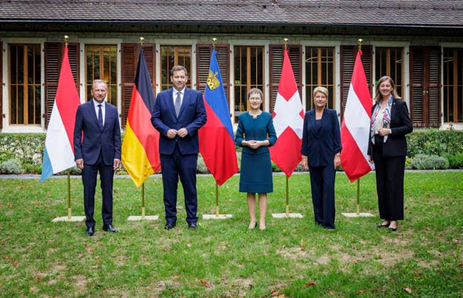 Lars Klingbeil (2.v.l.), Bundesminister der Finanzen, aufgenommen im Rahmen seiner Teilnahme am Treffen der Finanzministerinnen und Finanzminister von Deutschland, Liechtenstein, Luxemburg, Oesterreich und der Schweiz in Liechtenstein. V.L. Gilles Roth, Finanzminister Luxemburg, Brigitte Haas, Regierungschefin von Liechtenstein und Ministerin fuer Praesidiales und Finanzen, Karin Keller-Sutter, Finanzministerin der Schweiz, und Barbara Eibinger-Miedl, Staatssekretaerin im oesterreichischen Finanzministerium. Fotografiert im Auftrag des Bundesfinanzministeriums Schaan Liechtenstein *** Lars Klingbeil, second from left, Federal Minister of Finance, photographed during his participation in the meeting of the finance ministers of Germany, Li Copyright: xThomasxKoehlerx