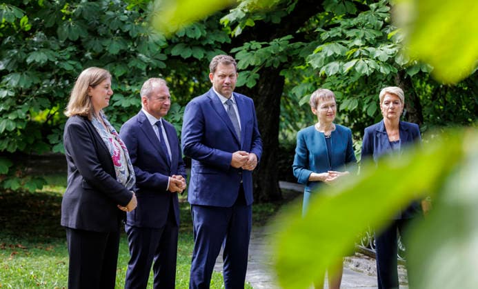 Lars Klingbeil (3.v.l.), Bundesminister der Finanzen, aufgenommen im Rahmen seiner Teilnahme am Treffen der Finanzministerinnen und Finanzminister von Deutschland, Liechtenstein, Luxemburg, Oesterreich und der Schweiz in Liechtenstein. V.L. Barbara Eibinger-Miedl, Staatssekretaerin im oesterreichischen Finanzministerium, Gilles Roth, Finanzminister Luxemburg, Brigitte Haas, Regierungschefin von Liechtenstein und Ministerin fuer Praesidiales und Finanzen, Karin Keller-Sutter, Finanzministerin der Schweiz. Fotografiert im Auftrag des Bundesfinanzministeriums Schaan Liechtenstein *** Lars Klingbeil, third from the left, Federal Minister of Finance, photographed during his participation in the meeting of the finance ministers of Germany, Lie Copyright: xThomasxKoehlerx