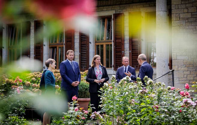 Lars Klingbeil (2.v.l.), Bundesminister der Finanzen, aufgenommen im Rahmen seiner Teilnahme am Treffen der Finanzministerinnen und Finanzminister von Deutschland, Liechtenstein, Luxemburg, Oesterreich und der Schweiz in Liechtenstein. V.L. Brigitte Haas, Regierungschefin von Liechtenstein und Ministerin fuer Praesidiales und Finanzen, Karin Keller-Sutter (verdeckt), Finanzministerin der Schweiz, Barbara Eibinger-Miedl, Staatssekretaerin im oesterreichischen Finanzministerium, und Gilles Roth, Finanzminister Luxemburg. Rechts Ernst Risch, Geschaeftsfuehrer der Stein Egerta. Fotografiert im Auftrag des Bundesfinanzministeriums Schaan Liechtenstein *** Lars Klingbeil (second from left), Federal Minister of Finance, photographed during his Copyright: xThomasxKoehlerx