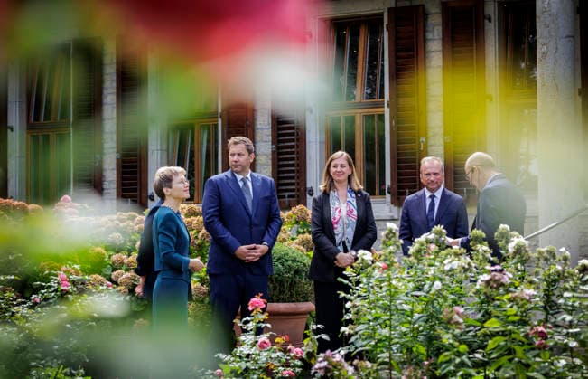 Lars Klingbeil (2.v.l.), Bundesminister der Finanzen, aufgenommen im Rahmen seiner Teilnahme am Treffen der Finanzministerinnen und Finanzminister von Deutschland, Liechtenstein, Luxemburg, Oesterreich und der Schweiz in Liechtenstein. V.L. Brigitte Haas, Regierungschefin von Liechtenstein und Ministerin fuer Praesidiales und Finanzen, Karin Keller-Sutter (verdeckt), Finanzministerin der Schweiz, Barbara Eibinger-Miedl, Staatssekretaerin im oesterreichischen Finanzministerium, und Gilles Roth, Finanzminister Luxemburg. Rechts Ernst Risch, Geschaeftsfuehrer der Stein Egerta. Fotografiert im Auftrag des Bundesfinanzministeriums Schaan Liechtenstein *** Lars Klingbeil (second from left), Federal Minister of Finance, photographed during his Copyright: xThomasxKoehlerx
