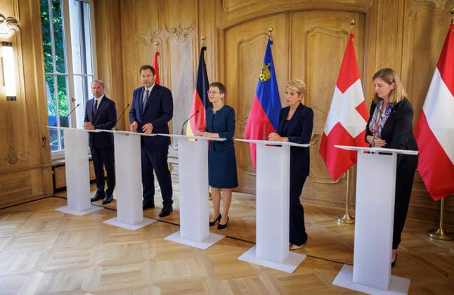 Lars Klingbeil (2.v.l.), Bundesminister der Finanzen, aufgenommen im Rahmen seiner Teilnahme am Treffen der Finanzministerinnen und Finanzminister von Deutschland, Liechtenstein, Luxemburg, Oesterreich und der Schweiz in Liechtenstein. V.L. Gilles Roth, Finanzminister Luxemburg, Brigitte Haas, Regierungschefin von Liechtenstein und Ministerin fuer Praesidiales und Finanzen, Karin Keller-Sutter, Finanzministerin der Schweiz, und Barbara Eibinger-Miedl, Staatssekretaerin im oesterreichischen Finanzministerium. Fotografiert im Auftrag des Bundesfinanzministeriums Schaan Liechtenstein *** Lars Klingbeil (second from left), Federal Minister of Finance, photographed during his participation in the meeting of the finance ministers of Germany, L Copyright: xThomasxKoehlerx