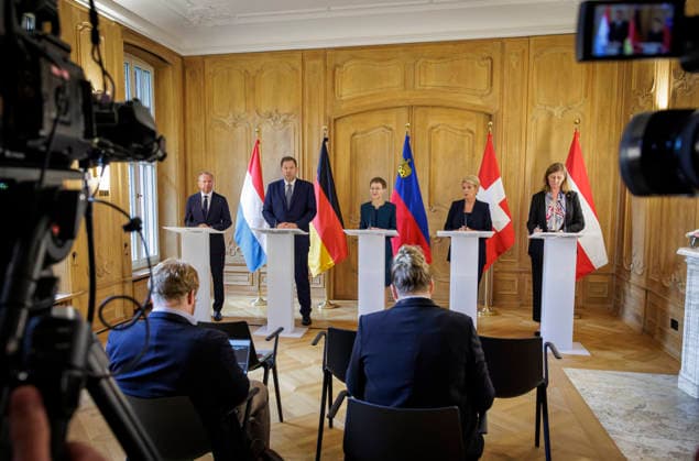 Lars Klingbeil (2.v.l.), Bundesminister der Finanzen, aufgenommen im Rahmen seiner Teilnahme am Treffen der Finanzministerinnen und Finanzminister von Deutschland, Liechtenstein, Luxemburg, Oesterreich und der Schweiz in Liechtenstein. V.L. Gilles Roth, Finanzminister Luxemburg, Brigitte Haas, Regierungschefin von Liechtenstein und Ministerin fuer Praesidiales und Finanzen, Karin Keller-Sutter, Finanzministerin der Schweiz, und Barbara Eibinger-Miedl, Staatssekretaerin im oesterreichischen Finanzministerium. Fotografiert im Auftrag des Bundesfinanzministeriums Schaan Liechtenstein *** Lars Klingbeil, second from left, Federal Minister of Finance, photographed during his participation in the meeting of the finance ministers of Germany, Li Copyright: xThomasxKoehlerx