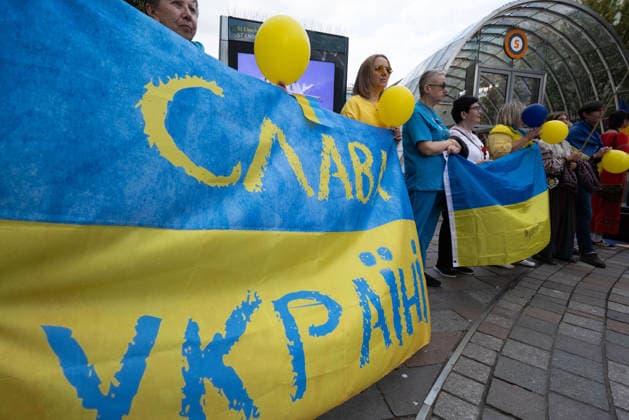 August 24, 2026, Glasgow, Scotland, UK: Members of Scotlands Ukrainian community gathered in Glasgow to mark the 35th anniversary of Ukraines independence. The event included a minutes silence and shared prayer, speeches, the formation of a large human Ukrainian flag, and the international Chain of Unity and The Free World Gathering, connecting Ukrainians and supporters of Ukraine in cities around the world. Glasgow UK - ZUMAs357 20260824_zip_s357_008 Copyright: xCameronxScottx