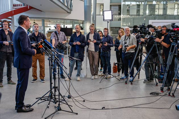 Statements nach der Betriebsversammlung im VW-Nutzfahrzeugwerk Hannover Statement: Olaf Lies (SPD), Niedersächsischer Ministerpräsident mit großem Medieninteresse Hannover VW Nutzfahrzeuge, Kundencenter Niedersachsen, Region Hannover Germany *** Statements following the staff meeting at the VW Commercial Vehicles plant in Hanover. Statement by Olaf Lies (SPD), Minister President of Lower Saxony, amid significant media interest. Hanover VW Commercial Vehicles, Lower Saxony Customer Center, Hanover Region, Germany