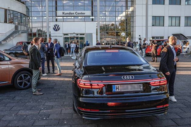 Statements nach der Betriebsversammlung im VW-Nutzfahrzeugwerk Hannover Abfahrt von Olaf Lies (SPD), Niedersächsischer Ministerpräsident (links) in einem elektrischen Audi vor dem VW-Nutzfahrzeug Kundencenter. Hannover VW Nutzfahrzeuge, Kundencenter Niedersachsen, Region Hannover Germany *** Statements following the staff meeting at the VW Commercial Vehicles plant in Hanover. Olaf Lies (SPD), Minister President of Lower Saxony, is seen on the left getting into an electric Audi in front of the VW Commercial Vehicles Customer Center in Hanover. VW Commercial Vehicles, Lower Saxony Customer Center, Hanover Region, Germany