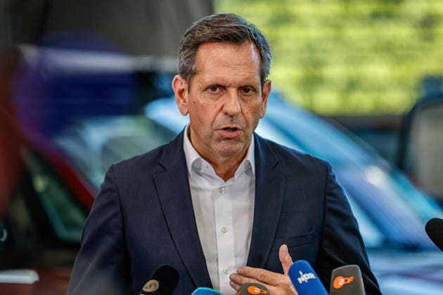 Statements nach der Betriebsversammlung im VW-Nutzfahrzeugwerk Hannover Statement: Olaf Lies (SPD), Niedersächsischer Ministerpräsident Hannover VW Nutzfahrzeuge, Kundencenter Niedersachsen, Region Hannover Germany *** Statements Following the Staff Meeting at the VW Commercial Vehicles Plant in Hanover Statement by Olaf Lies (SPD), Minister President of Lower Saxony Hanover, VW Commercial Vehicles, Lower Saxony Customer Center, Hanover Region, Germany