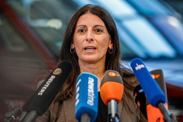 Statements nach der Betriebsversammlung im VW-Nutzfahrzeugwerk Hannover Statement: Daniela Cavallo, VW Gesamt- und Konzernbetriebsratsvorsitzende Hannover VW Nutzfahrzeuge, Kundencenter Niedersachsen, Region Hannover Germany *** Statements Following the Staff Meeting at the VW Commercial Vehicle Plant in Hanover Statement by Daniela Cavallo, Chair of the VW General and Group Works Council for Hanover VW Commercial Vehicles, Lower Saxony Customer Center, Hanover Region, Germany