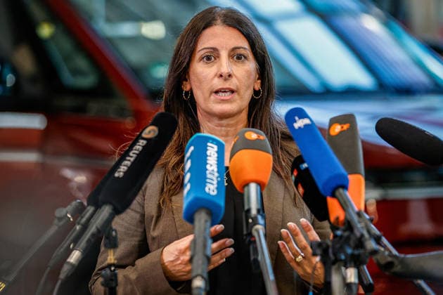 Statements nach der Betriebsversammlung im VW-Nutzfahrzeugwerk Hannover Statement: Daniela Cavallo, VW Gesamt- und Konzernbetriebsratsvorsitzende Hannover VW Nutzfahrzeuge, Kundencenter Niedersachsen, Region Hannover Germany *** Statements Following the Staff Meeting at the VW Commercial Vehicle Plant in Hanover Statement by Daniela Cavallo, Chair of the VW General and Group Works Council for Hanover VW Commercial Vehicles, Lower Saxony Customer Center, Hanover Region, Germany