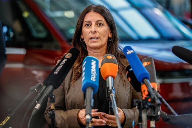 Statements nach der Betriebsversammlung im VW-Nutzfahrzeugwerk Hannover Statement: Daniela Cavallo, VW Gesamt- und Konzernbetriebsratsvorsitzende Hannover VW Nutzfahrzeuge, Kundencenter Niedersachsen, Region Hannover Germany *** Statements Following the Staff Meeting at the VW Commercial Vehicle Plant in Hanover Statement by Daniela Cavallo, Chair of the VW General and Group Works Council for Hanover VW Commercial Vehicles, Lower Saxony Customer Center, Hanover Region, Germany
