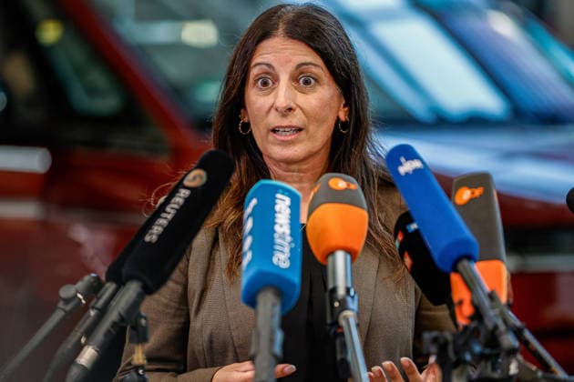 Statements nach der Betriebsversammlung im VW-Nutzfahrzeugwerk Hannover Statement: Daniela Cavallo, VW Gesamt- und Konzernbetriebsratsvorsitzende Hannover VW Nutzfahrzeuge, Kundencenter Niedersachsen, Region Hannover Germany *** Statements Following the Staff Meeting at the VW Commercial Vehicle Plant in Hanover Statement by Daniela Cavallo, Chair of the VW General and Group Works Council for Hanover VW Commercial Vehicles, Lower Saxony Customer Center, Hanover Region, Germany