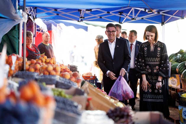 Prime Minister Andy Burnham visits Ukraine 24 08 2026. Kyiv, Ukraine. Prime Minister Andy Burnham buys fruit at Lukanivska Market., Credit:Lauren Hurley B66 Avalon Ukraine, Kyiv, Kyiv  Copyright: xLaurenxHurleyx xB66x xAvalonx 1128276396