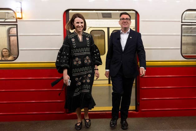 Prime Minister Andy Burnham visits Ukraine 24 08 2026. Kyiv, Ukraine. Prime Minister Andy Burnham boards a train at Lukianivska metro station as he visits Kyiv to mark 35 years of Ukraine™s independence., Credit:Lauren Hurley B66 Avalon Ukraine, Kyiv, Kyiv  Copyright: xLaurenxHurleyx xB66x xAvalonx 1128276414