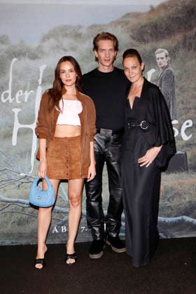 Der Heimatlose , Filmpremiere im AchtBerlin, Berlin, 24.08.2026 Emilia Schüle, Paul Boche und Jeanette Hain bei einem Photocall anlässlich des Special Screenings von Der Heimatlose im AchtBerlin in Berlin am 24.8.2026 Berlin AchtBerlin *** *Der Heimatlose*, film premiere at AchtBerlin, Berlin, August 24, 2026. Emilia Schüle, Paul Boche, and Jeanette Hain at a photo call during the special screening of *Der Heimatlose* at AchtBerlin in Berlin on August 24, 2026. Berlin AchtBerlin Copyright: xx