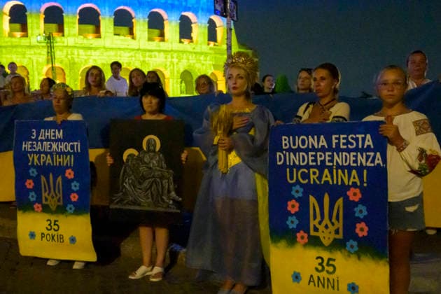 August 24, 2026, Rome, Italy: Members of Rome s Ukrainian community celebrate Ukrainian Independence Day during an event organized by the Christian Association of Ukrainians in Italy near the Colosseum , which was illuminated for the occasion in the colors of the Ukrainian flag, in Rome. Rome Italy - ZUMAv147 20260824_zip_v147_006 Copyright: xMarcelloxValerix