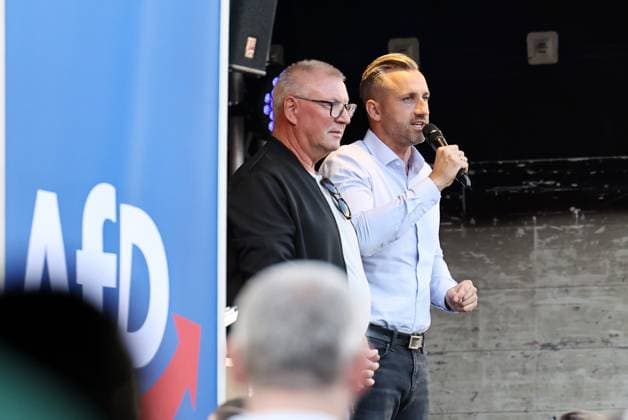 Wahlkampf der AfD zur Landtagswahl in Sachsen-Anhalt 24.08.2026, Naumburg, Wahlkampf der AfD auf dem Naumburger Marktplatz, am 06.09.2026 wird der neue Landtag in Sachsen-Anhalt gewaehlt im Bild: Spitzenkandidat Ulrich Siegmund (AfD) auf der Buehne, neben ihm Lothar Waehler (AfD) *** AfD campaign for the state legislative election in Saxony-Anhalt, August 24, 2026, Naumburg, AfD campaign rally on Naumburg’s market square; on September 6, 2026, the new state parliament of Saxony-Anhalt will be elected. Pictured: AfD lead candidate Ulrich Siegmund on stage, with Lothar Waehler (AfD) beside him.