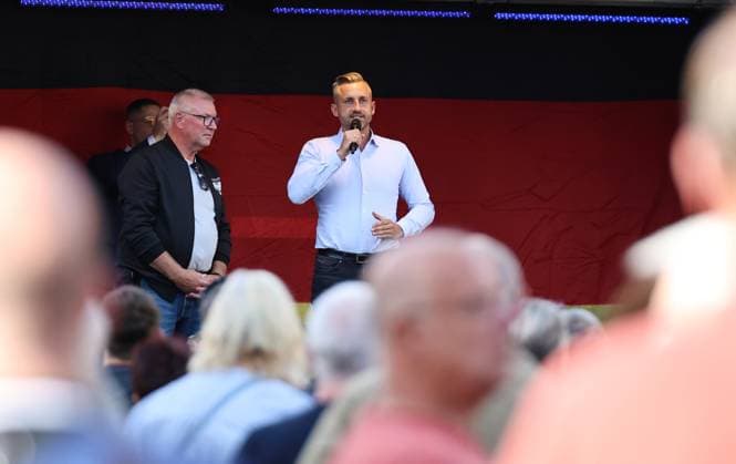 Wahlkampf der AfD zur Landtagswahl in Sachsen-Anhalt 24.08.2026, Naumburg, Wahlkampf der AfD auf dem Naumburger Marktplatz, am 06.09.2026 wird der neue Landtag in Sachsen-Anhalt gewaehlt im Bild: Spitzenkandidat Ulrich Siegmund (AfD) auf der Buehne, neben ihm Lothar Waehler (AfD) *** AfD campaign for the state election in Saxony-Anhalt, August 24, 2026, Naumburg, AfD campaign rally on Naumburg’s market square; on September 6, 2026, the new state parliament of Saxony-Anhalt will be elected. Pictured: AfD lead candidate Ulrich Siegmund on stage, with Lothar Waehler (AfD) beside him.