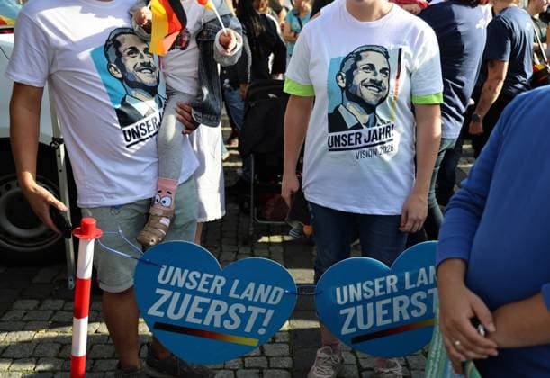 Wahlkampf der AfD zur Landtagswahl in Sachsen-Anhalt 24.08.2026, Naumburg, Wahlkampf der AfD auf dem Naumburger Marktplatz, am 06.09.2026 wird der neue Landtag in Sachsen-Anhalt gewaehlt im Bild: Spitzenkandidat Ulrich Siegmund (AfD) - Unser Jahr! Vision 2026 auf T-Shirts gedruckt, welche von potentiellen Waehlern getragen werden, Herzen mit dem Satz Unser Land zuerst! haengen an einer Absperrung *** AfD campaign for the state legislative election in Saxony-Anhalt on August 24, 2026, Naumburg; AfD campaign rally at Naumburg’s market square, On September 6, 2026, the new state parliament of Saxony-Anhalt will be elected. Pictured: AfD lead candidate Ulrich Siegmund; Our Year: Vision 2026 printed on T-shirts worn by potential voters; he