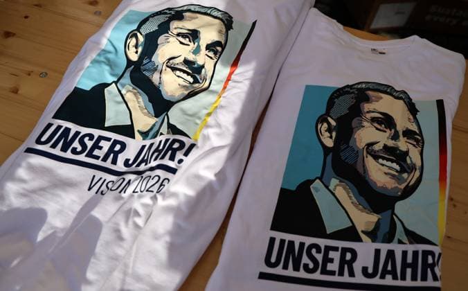 Wahlkampf der AfD zur Landtagswahl in Sachsen-Anhalt 24.08.2026, Naumburg, Wahlkampf der AfD auf dem Naumburger Marktplatz, am 06.09.2026 wird der neue Landtag in Sachsen-Anhalt gewaehlt im Bild: T-Shirts mit dem Konterfei von Spitzenkandidat Ulrich Siegmund (AfD) - Unser Jahr! Vision 2026 - kann man gegen eine Spende erwerben *** AfD campaign for the state legislative election in Saxony-Anhalt, August 24, 2026, Naumburg, AfD campaign on Naumburg’s market square; on September 6, 2026, the new state parliament of Saxony-Anhalt will be elected. Pictured are T-shirts featuring the likeness of lead candidate Ulrich Siegmund; AfD: Our Year—Vision 2026 T-shirts are available for purchase in exchange for a donation.