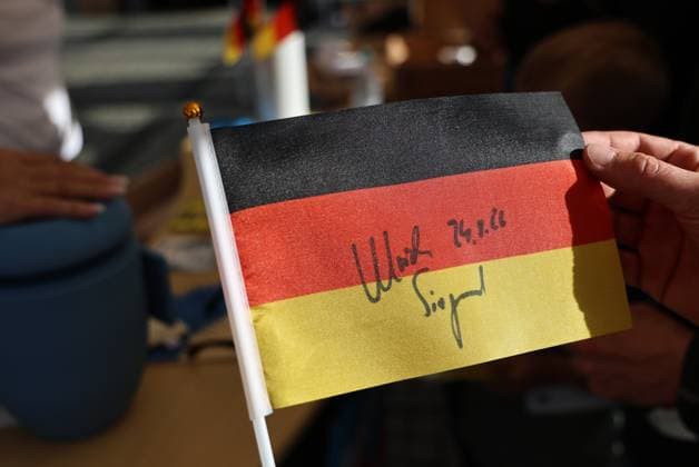 Wahlkampf der AfD zur Landtagswahl in Sachsen-Anhalt 24.08.2026, Naumburg, Wahlkampf der AfD auf dem Naumburger Marktplatz, am 06.09.2026 wird der neue Landtag in Sachsen-Anhalt gewaehlt im Bild: eine von Spitzenkandidat Ulrich Siegmund (AfD) signierte Deutschland-Fahne *** AfD campaign for the state legislative election in Saxony-Anhalt, August 24, 2026, Naumburg, AfD campaign event on Naumburg’s market square; on September 6, 2026, the new state parliament in Saxony-Anhalt will be elected. Pictured is a German flag signed by AfD lead candidate Ulrich Siegmund.