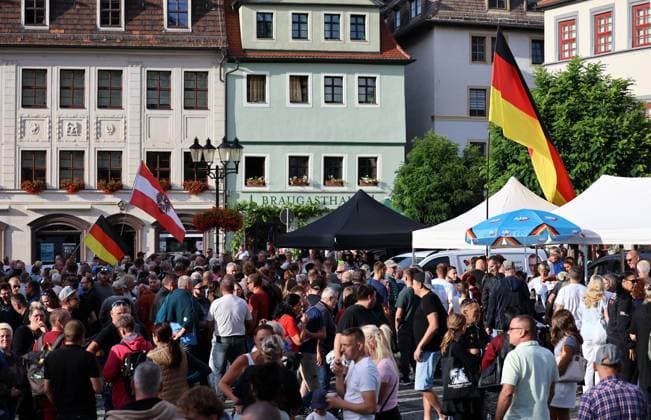 Wahlkampf der AfD zur Landtagswahl in Sachsen-Anhalt 24.08.2026, Naumburg, Wahlkampf der AfD auf dem Naumburger Marktplatz, am 06.09.2026 wird der neue Landtag in Sachsen-Anhalt gewaehlt im Bild: Potentielle Waehler stehen Schlange, um ein Foto und ein Autogramm von Spitzenkandidat Ulrich Siegmund (AfD) zu erhalten *** AfD campaign for the state election in Saxony-Anhalt, August 24, 2026, Naumburg, AfD campaign event at Naumburg’s market square; on September 6, 2026, the new state parliament in Saxony-Anhalt will be elected. In the photo, potential voters are lining up to get a photo and an autograph from AfD lead candidate Ulrich Siegmund.