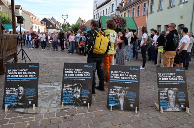 Wahlkampf der AfD zur Landtagswahl in Sachsen-Anhalt 24.08.2026, Naumburg, Wahlkampf der AfD auf dem Naumburger Marktplatz, am 06.09.2026 wird der neue Landtag in Sachsen-Anhalt gewaehlt im Bild: Gegenveranstaltung auf dem Holzmarkt - Plakate mit der Aufschrift AfDnee und einer Erklaerung Faktencheck, warum man die AfD nicht waehlen sollte *** AfD campaign for the state election in Saxony-Anhalt, August 24, 2026, Naumburg, AfD campaign rally on Naumburg’s market square; on September 6, 2026, the new state parliament of Saxony-Anhalt will be elected. Pictured: a counter-rally on the Holzmarkt featuring posters reading AfDnee and a fact-check explanation of why one should not vote for the AfD.